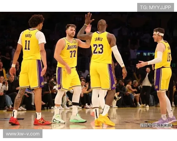 詹姆斯领衔湖人新赛季阵容 替补席大变动 引发球迷热议